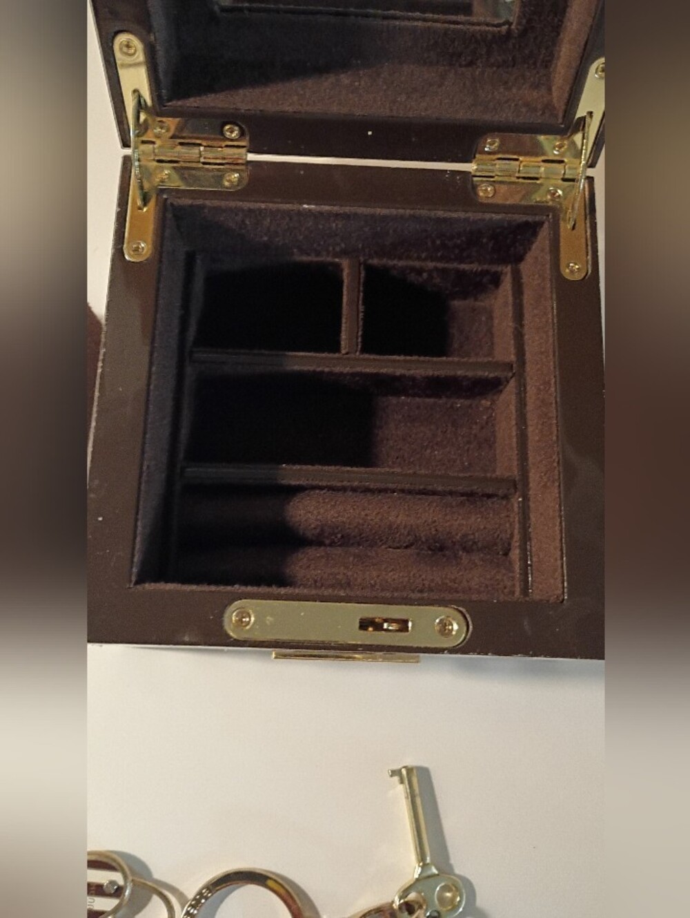 Henri Bendel Brown & White Striped Small Jewelry Box with Heart Tassel Keychain - Picture 8 of 10
